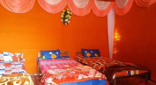 Кровать в общем номере Krishna Kumbh Cottage