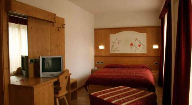 Hotel Ariston ***S, Забронировать Отель Отели Мадонна-ди-Кампильо 3 звезды, рядом с Кресельный подъёмник Гросте (нижняя станция), 3*