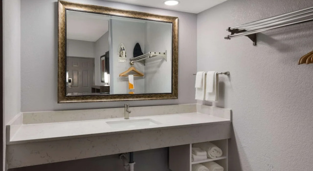 Четырёхместный номер Standard с балконом Quality Inn near Casinos and Convention Center