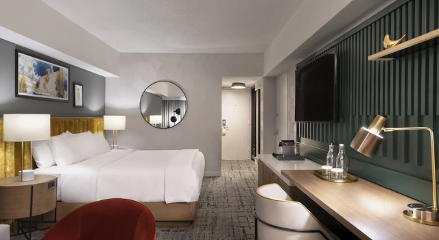 Двухместный номер Premium с красивым видом из окна voco Chicago Downtown - Riverwalk by IHG