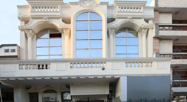 OYO 38417 Silver Villa, Забронировать Вилла Нойда штат Уттар-Прадеш