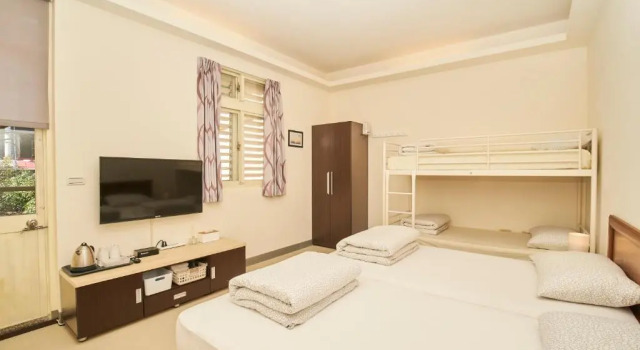 Четырёхместный номер Standard с видом на горы Migratory Birds Hotel