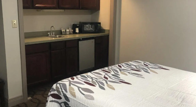 Двухместный люкс с 2 комнатами Guesthouse Inn & Suites Lexington