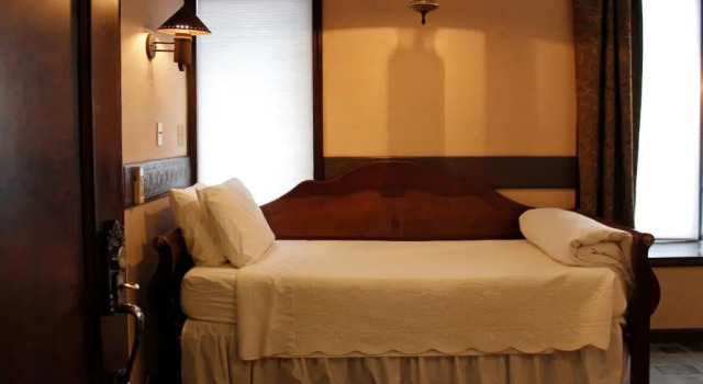 Трёхместный номер Standard Stone Chalet Bed & Breakfast Inn