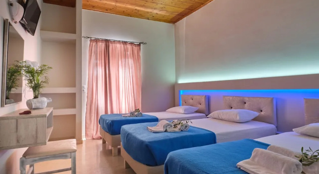 Трёхместный номер Standard с балконом Savvas Hotel