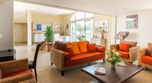 Apartment in Provencal Style in a Beautiful Landscape, Book Lejlighed Hoteller i Paradou med pool, Swimmingpool