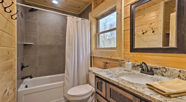 Коттедж с 3 комнатами Hilltop Cabin on 5 Acres w/ Hot Tub & Waterfall!