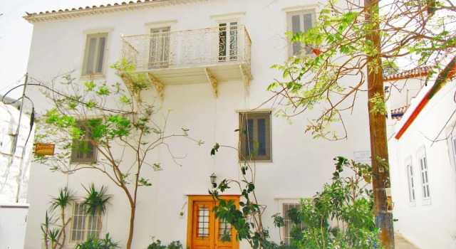 Hydra's Corner, Book Hotel Mandraki Hydra