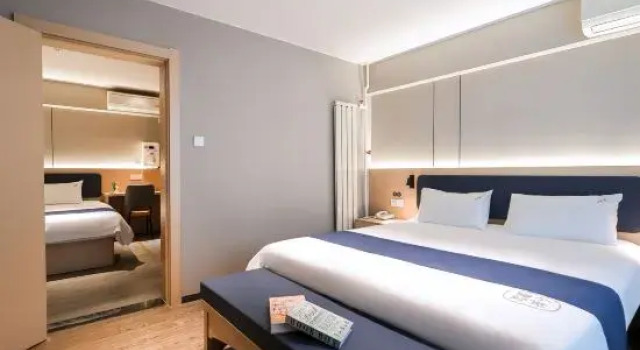 Четырёхместный люкс с 2 комнатами Home Inn