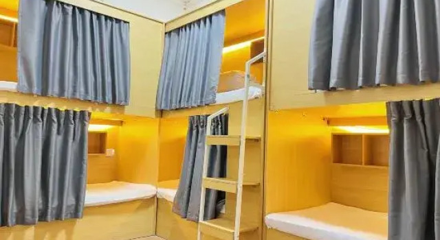 Кровать в общем номере (мужской номер) Kaifeng Kafuka De Xiongyuan Hostel