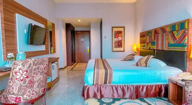Номер Deluxe с балконом Crown Vista Hotel