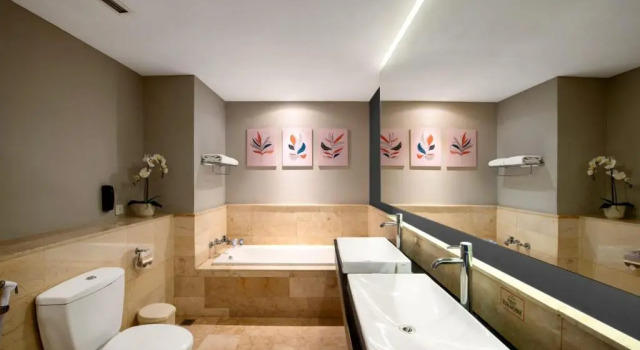 Люкс Deluxe Oakwood Hotel & Apartments Taman Mini Jakarta