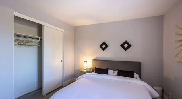 Ultra Modern Old Town Scottsdale 3 Bedroom!, Забронировать Дом для отпуска Отели Скотсдейл с парковкой, Парковка