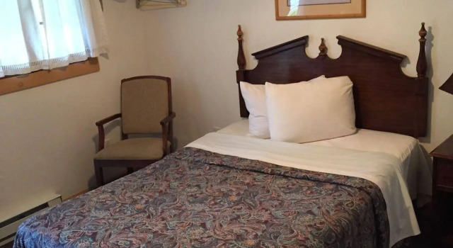Adirondack Oasis Motel, Забронировать Мотель Отели Лейк-Джордж с парковкой, рядом с Музей «Форт Уильям-Генри», Парковка