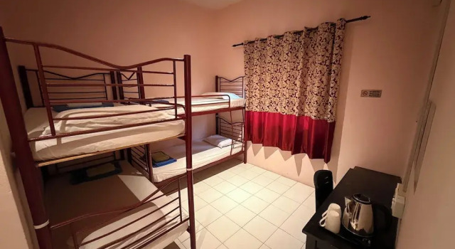 Четырёхместный номер Standard с балконом RTMS Guesthouse Semporna