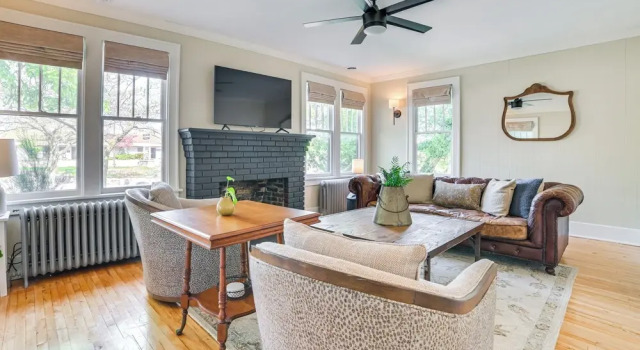 Walk to Dtwn: Cozy Home w/ Fireplace in Charlevoix, Book Feriehus Sommerhuse i Charlevoix, Hytte