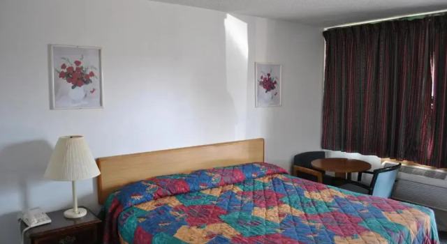 Четырёхместный номер Standard Travel Inn Motel