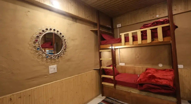 Кровать в общем номере Tirthan Village Resort - Tirthan Valley