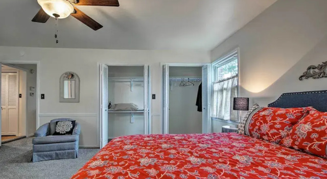 Коттедж Remodeled Historic Farmhouse ~ 20 Mi to KC!