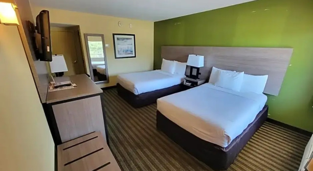 Четырёхместный люкс Quality Inn Flamingo