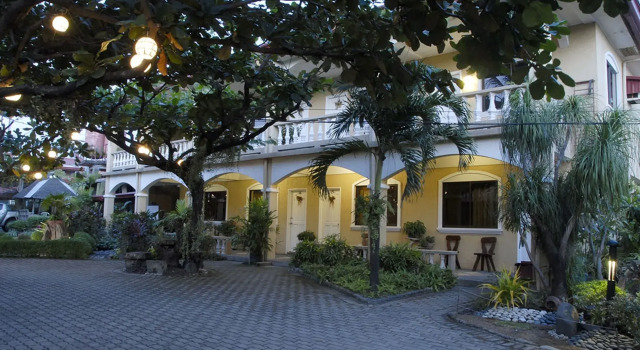 Playa Papagayo Beach Inn, Book Hotel Billige hoteller i Zambales