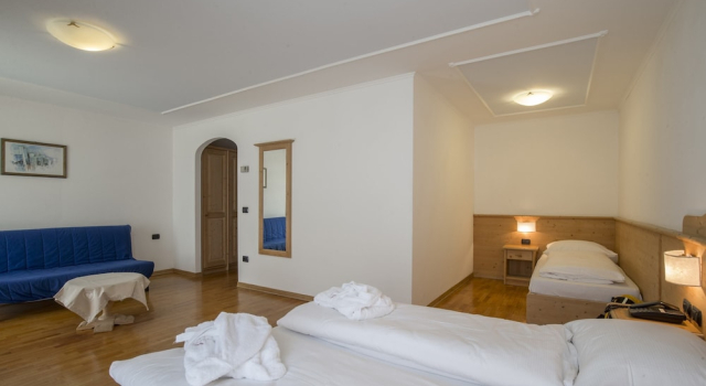 Четырёхместный номер Standard с балконом Hotel Erica