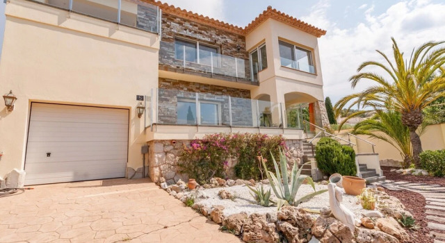 Fantastic Large Holiday Home With Pool for 8 People in Rosas