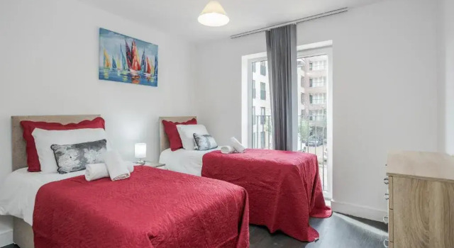 Beautiful 3-bed Apartment in Romford, Забронировать Апартаменты/квартира Отели Большого Лондона с парковкой, Парковка