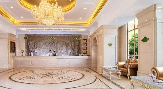 Vienna Hotel, Rezerwuj Hotel Hotele w Shenzhen z parkingiem, Parking
