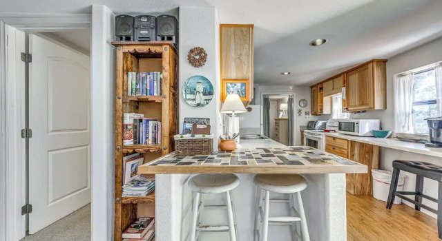 Коттедж Ruidoso Cabin w/ Decks ~ 1 Mi to Downtown!