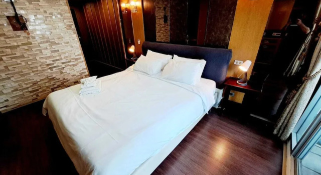 2D - 3 Bedroom Downtown Apartment With Shared Pool