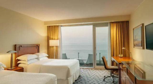 Четырёхместный номер Deluxe с видом на океан Sheraton Miramar Hotel & Convention Center