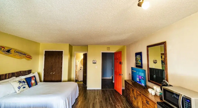 Buoyant Place Hang Out 2 Private Studio Homes!