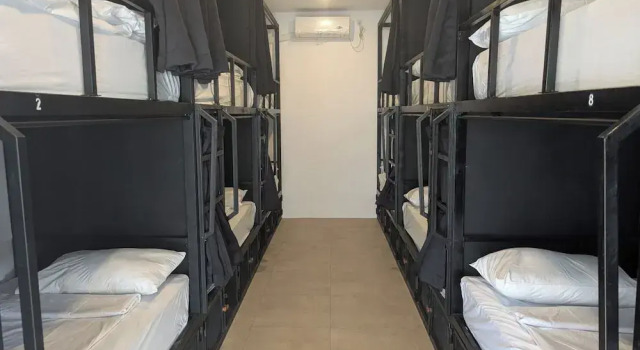 Кровать в общем номере Mad Monkey Kuta Lombok - Hostel