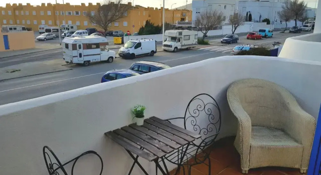 Коттедж с балконом и рядом с пляжем Beach House with Balcony and beach view