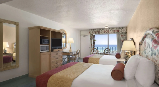 Люкс Days Inn by Wyndham Panama City Beach Beachfront Resort