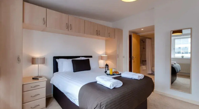 Номер Standard Пентхаус с 3 комнатами с балконом Base Serviced Apartments - The Docks