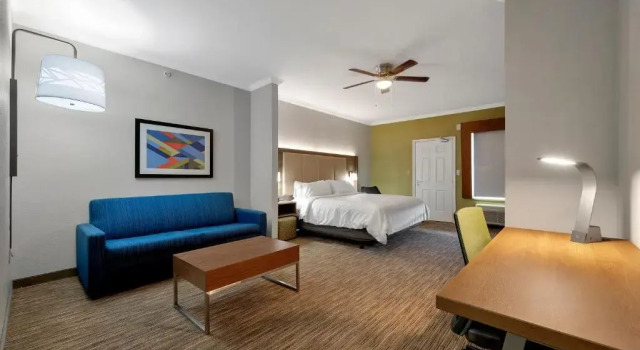 Люкс Superior Holiday Inn Express Hotel & Suites Lufkin South by IHG
