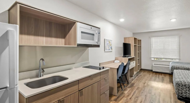 Четырёхместный люкс WoodSpring Suites Palm Springs – West Palm Beach