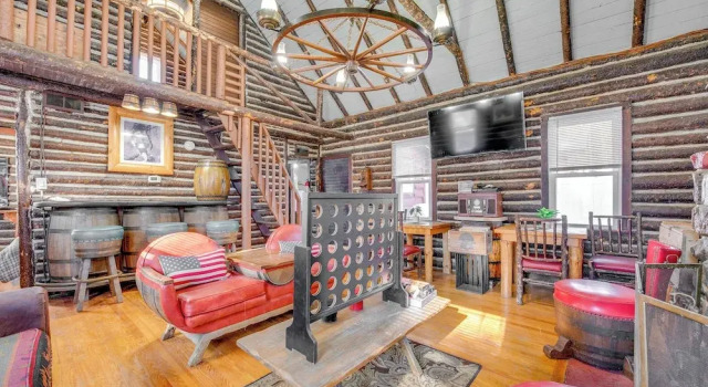 Коттедж Easy Interstate Access: Original Poconos Log Cabin