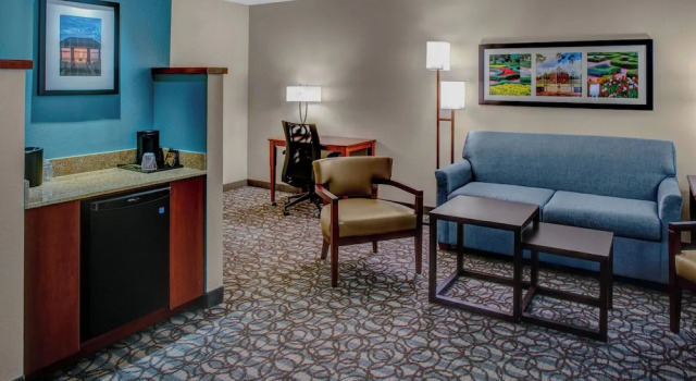 Номер Standard с балконом Courtyard by Marriott Riverfront New Bern