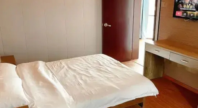 Четырёхместный люкс Business Red Apple Hotel