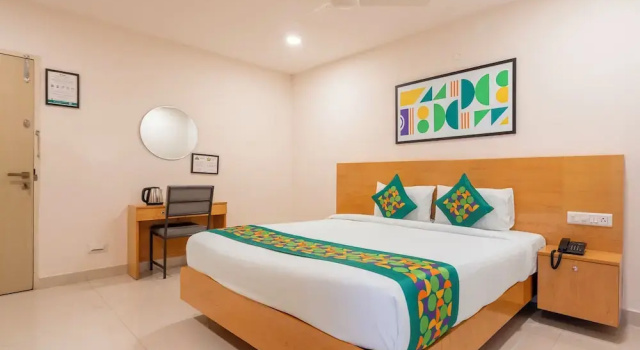 Номер Premium с балконом Treebo Living Tree Opposite Khairatabad Metro