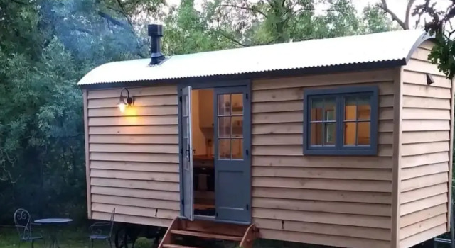 Shepherd's Hut in Sussex With Fire Pit & Wildlife, Забронировать Отель Хоршам Западный Суссекс