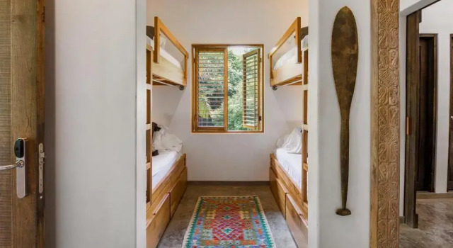 Кровать в общем номере The Nomadic Hotel