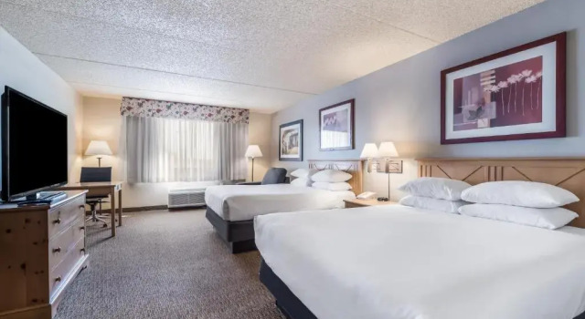 Четырёхместный номер Deluxe Red Lion Inn & Suites Goodyear Newly Renovated