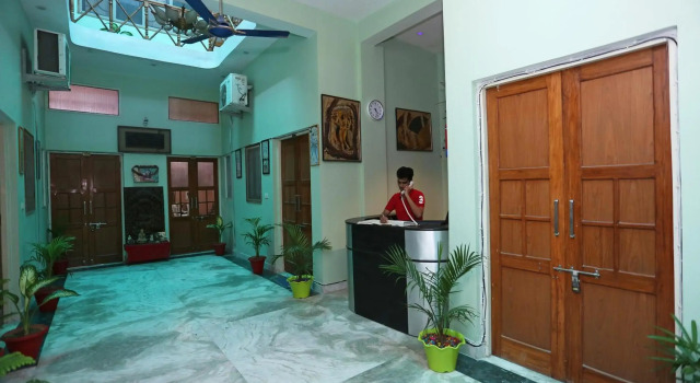 Collection-O Sara Grand Near Ram Manohar Lohia hospital, Забронировать Гостевой дом Отели Гомти Нагара с парковкой, Парковка