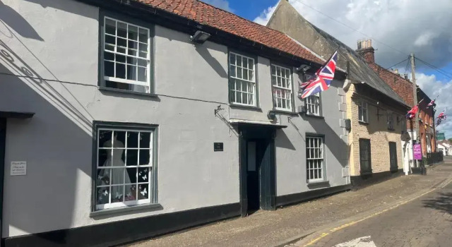 Stylish Historic Apartment - Sleeps 3 & Parking, Book Apartment Stalham The Broads