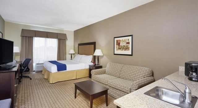 Двухместный люкс Holiday Inn Express Hotel & Suites Madison-Verona by IHG