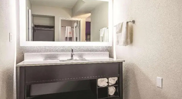 Люкс Deluxe La Quinta by Wyndham Hartford Bradley Airport
